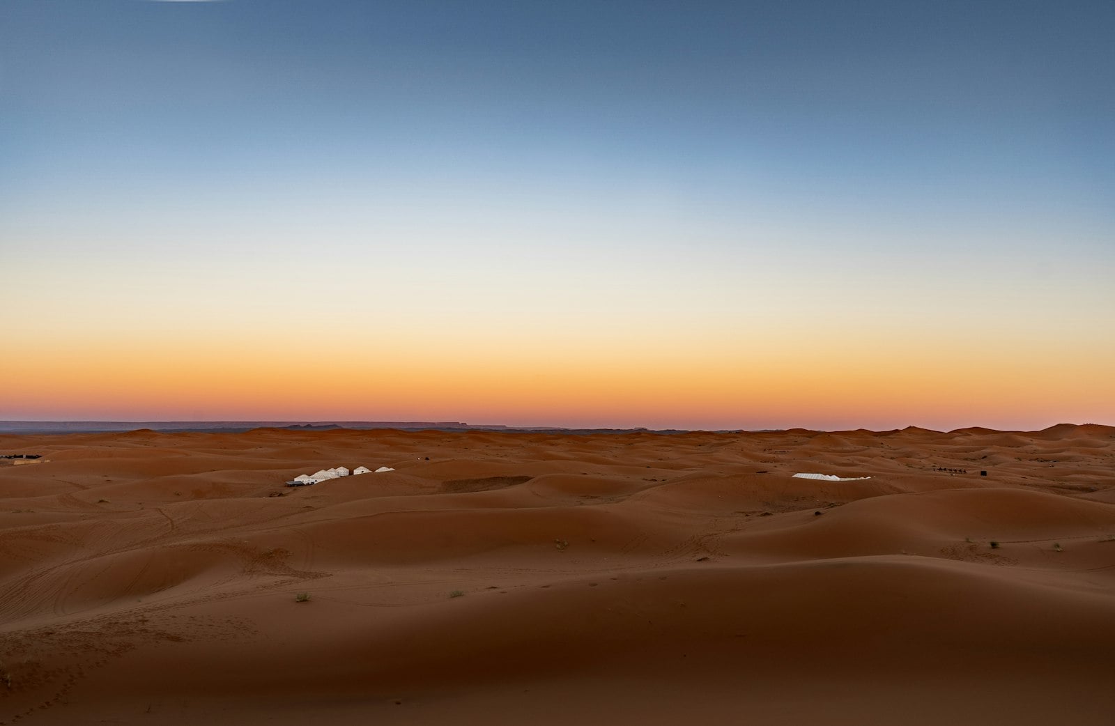 Dunes du Sahara au coucher du soleil